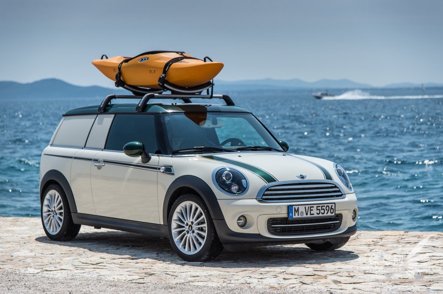 这是一款由MINI Clubvan改装而来的MINI Clubvan Camper,厂方称之为世界上最小的豪华露营房车。MINI Clubvan并没有在中国市场发售,其外观设计与MINI Clubman几乎完全一致,只不过前排座椅之后则是封闭式的货箱。这种布局也让其拥有巨大的改装空间。改装过后的Clubvan Camper地板被抬高,一张床铺从车尾一直通到原来的副驾驶位置,足够的长度让大多数身高的车主睡觉之时都不用蜷缩着双腿,厂方还体贴地提供了遮光板,可以挡住从前挡风玻璃和前排两侧玻璃窗射进的光线,让你安