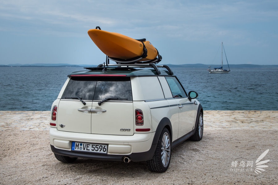这是一款由MINI Clubvan改装而来的MINI Clubvan Camper,厂方称之为世界上最小的豪华露营房车。MINI Clubvan并没有在中国市场发售,其外观设计与MINI Clubman几乎完全一致,只不过前排座椅之后则是封闭式的货箱。这种布局也让其拥有巨大的改装空间。改装过后的Clubvan Camper地板被抬高,一张床铺从车尾一直通到原来的副驾驶位置,足够的长度让大多数身高的车主睡觉之时都不用蜷缩着双腿,厂方还体贴地提供了遮光板,可以挡住从前挡风玻璃和前排两侧玻璃窗射进的光线,让你安