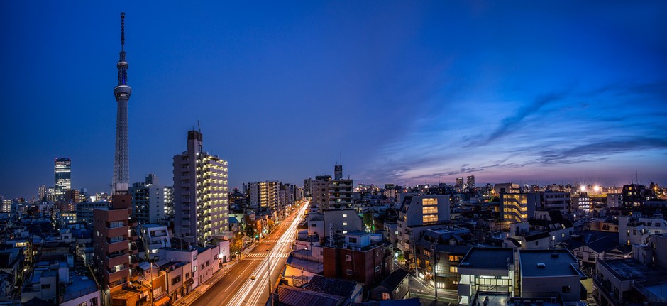 东京位于日本本州岛东部,是日本国的首都。根据建成区面积、人口以及国民生产总值等指标,东京是世界第一大城市,全球最重要的经济和金融中心之一,世界领先的城市之一,国际重要的金融,经济和科技中心,是一座拥有巨大影响力的国际大都市,东京是世界上拥有最多财富500强公司总部的地区。东京有全球最复杂、最密集且运输流量最高的铁道运输系统和通勤车站群,世界经济富裕及商业活动发达的城市。东京在明治维新后即成为日本首都所在地,同时也是日本文化、经济、教育、商业、时尚与交通等领域的枢纽中心。东京不仅是当代亚洲流行文化的传播