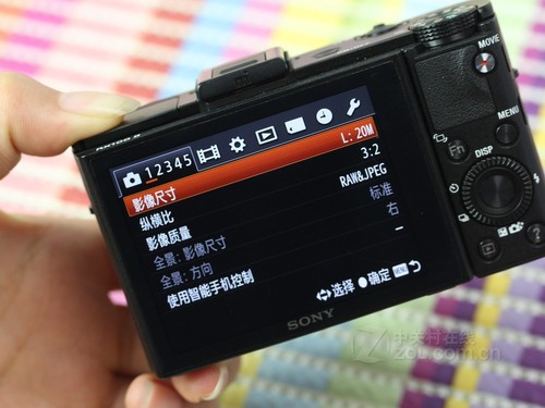 首先在传感器方面,索尼rx100ii使用了全新的背照式cmos