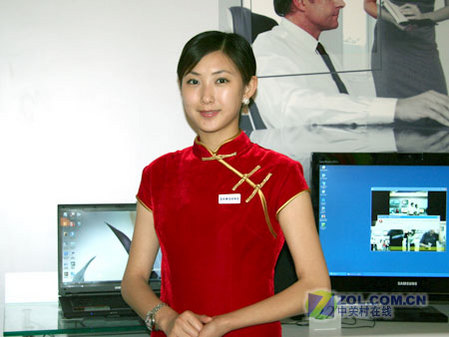 产品要靠美女衬 科博会上各家模特斗艳 产品要靠美女衬 科博会上各家模特斗艳
