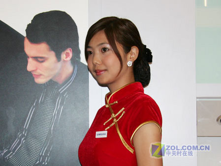产品要靠美女衬 科博会上各家模特斗艳 产品要靠美女衬 科博会上各家模特斗艳