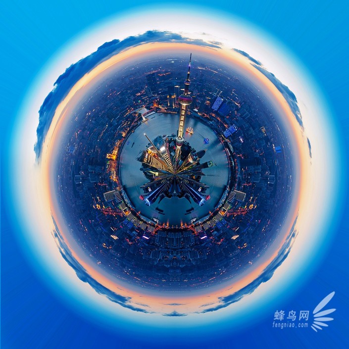 这组有趣的星球景观是来出自上海的张海涛,利用接片和PS的特效效果,他制作了一系列星球效果的上海景观作品。他有一颗乐于分享并为之努力的心,他说既然要拍,就拍得更好一点,摄影需要时间,时间会给你回报。 张海涛,典型的上海男人,政府部门工作,摄影完全是业余爱好,06年开始学习摄影,07年拥有第一台单反相机,目前是上海市摄影家协会会员,喜欢拍摄风光和建筑,略懂一些后期。