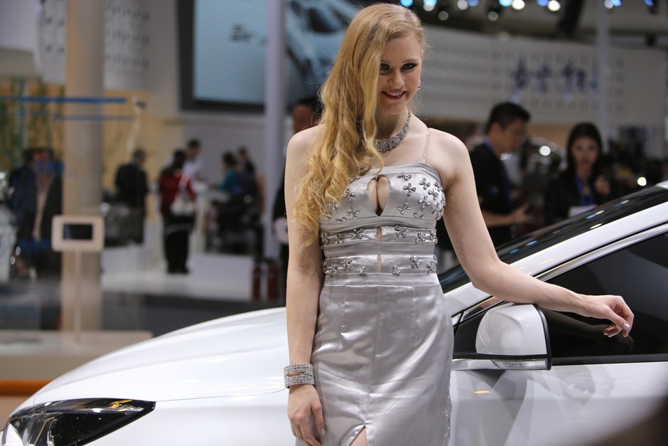 2014年4月20日,今天是第十三届北京国际汽车展览会(2014 Beijing International Automobile Exhibition)媒体日。从今天的情形来看,今年车展会场的火爆程度比上一届有增无减,蜂鸟网汽车频道将继续对本届北京国际汽车展览会展开全程报道,敬请大家关注。 此次车展可谓规模强大,以下是本次车展的别克展台的靓丽模特们。 本届北京国际汽车展览会于4月20日至4月29日在北京•中国国际展览中心举办,展会时间为4月20日至4月29日,时间为08:3018