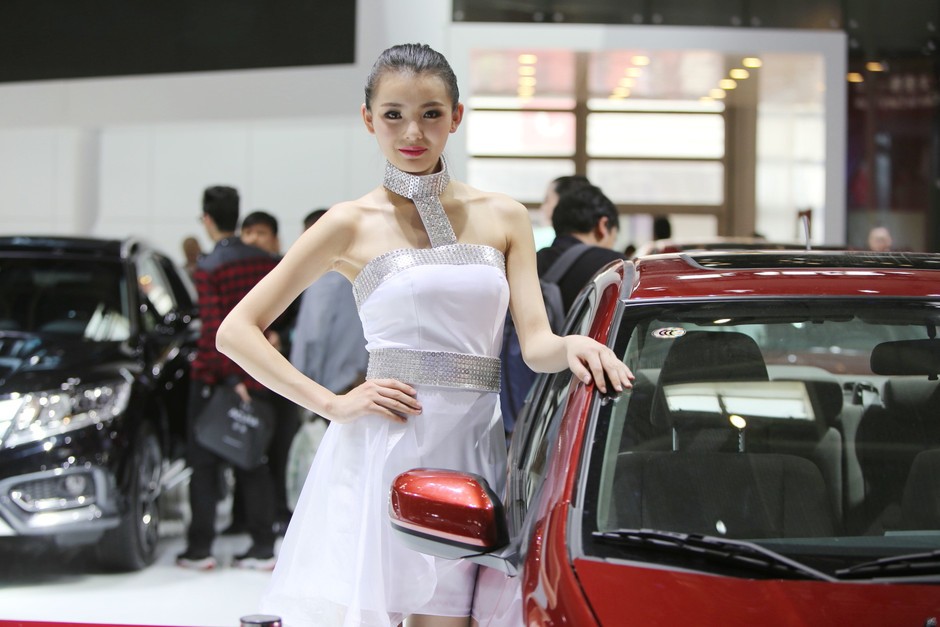 2014年4月20日,今天是第十三届北京国际汽车展览会(2014 Beijing International Automobile Exhibition)媒体日。从今天的情形来看,今年车展会场的火爆程度比上一届有增无减,蜂鸟网汽车频道将继续对本届北京国际汽车展览会展开全程报道,敬请大家关注。 此次车展可谓规模强大,以下是本次车展的广州本田展台的靓丽模特们。 本届北京国际汽车展览会于4月20日至4月29日在北京•中国国际展览中心举办,展会时间为4月20日至4月29日,时间为08:30