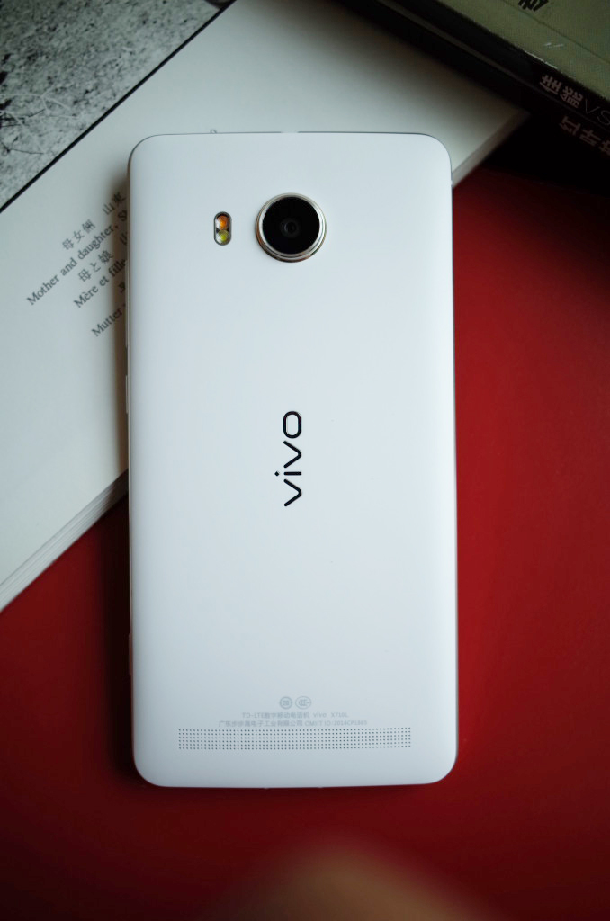 vivo xshot背后设计十分简洁