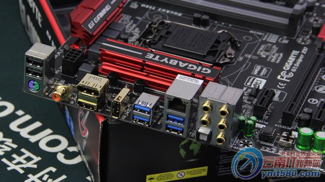 技嘉G1.Sniper Z97 接口部分 技嘉G1.Sniper Z97接口部分,主板拥有1个PS/2键鼠通用接口,2个USB2.0接口,4个USB3.0高速接口,1个RJ45网线接口,1组高清视频输出接口(HDMI、DP),1个光纤音频接口,1个同轴音频接口,1个魔音USB接口,1组多声道模拟音频接口。我们可以看到,在视频音频接口部分都做了镀金处理,从而保证数据输出的最大还原度。 技嘉G1.
