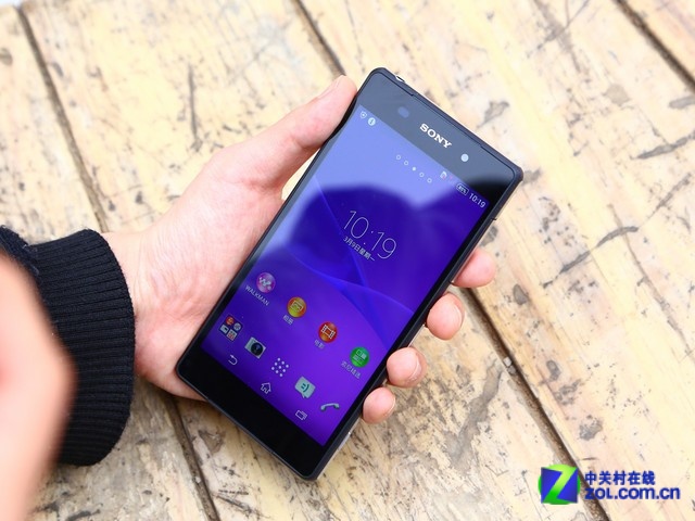 索尼xperia z2 l50w在机身依旧延续了索尼的设计风格,在机身高清图片