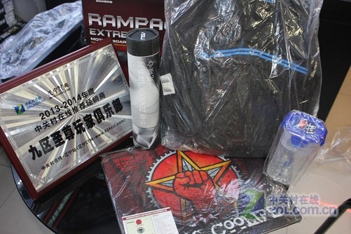 华硕ROG Rampage V Extreme X99继承红黑配色,散热器做得低调沉实,没X99-Deluxe那么华丽高调。它支持 Haswell-E处理器,拥有5条PCIE x16插槽,PCIe M.2接口当然也是不能少的,还有8个SATA 6Gbps接口,还有两个SATA Express接口,SupremeFX 2014 7.1声道高清声卡,I/O输出接口有八个USB 3.