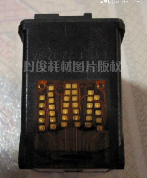 标签撕开后就可以看到加墨孔啦,无需要钻孔,非常方便!! 注意:每次加墨水3-5ML即可。加完墨水后按原位将标签贴上即可。 警告:使用随机赠送体验墨盒(非卖品)的用户请查清厂家所送墨盒中墨水容量后再加,一旦所加墨水超过墨盒容量的一半,就有可能影响打印效果。 PS:惠普8816墨盒 适用机型有 Deskjet系列:1368/2368/3538/3558/3658/3668/3743/3748/3848/3918/3938/5168/F378/F388 Photosmart系列:7268/7458 PSC一体机