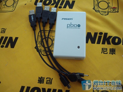 品胜充电宝外观 有了这么一款手机移动加油站,不论什么时候什么地点,您的手机都不会在您需要它的时候罢工了,这样一个大容量手机电池充电器却仅相当于一块手机电池的价格,非常实惠、实用,如果您喜欢的话就赶紧来烟台科信数码选购吧。