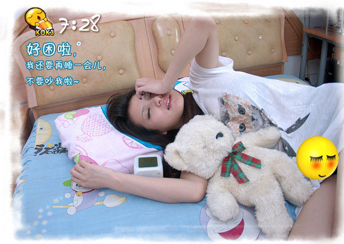 小徐若瑄睡觉,刷牙,吃饭_生活频道 游戏展上,光彩夺目的游戏美女张佐倩吸引了大批玩家的眼球,侧面看与台湾偶像明星徐若瑄颇为相似,被人称为小徐若瑄。 展览结束后,她无意中看到了不久前流传的一小时一张 日本女玩家在线直播私密生活,觉得自己作为广大中国女玩家中的一员,比那位日本女玩家出色多了,于是就在朋友的帮助下,也将自己的一天精心拍摄了下来,在这套照片中,我们可以看到8月16日7点到23点期间,小徐若瑄睡觉、刷牙、吃饭、逛街、玩游戏、洗澡等生活照。