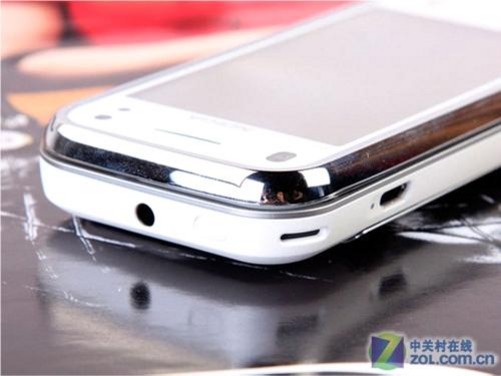 诺基亚n97 mini延续了n97的设计风格,该机仍然采用的是侧滑盖全键盘图片