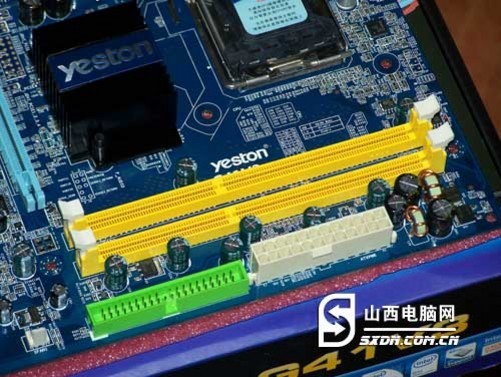 盈通G41V3主板I/O接口部分提供了4个USB接口、1个VGA接口、一个RJ 45接口,音频接口,键鼠接口。 编者点评:盈通G41V主板整体做工和用料还是比较讲究的,可见虽然打出了399元的价格,但在其硬件设施上并没有缩水,质量还是有保障的,准备装机的朋友不妨考虑一下。