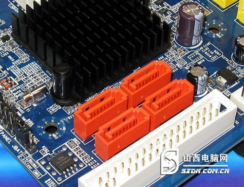 盈通G41P主板基于Intel G41+ICH7主板,支持酷睿2双核/四核全系列处理器,支持1333MHz总线。支持DDR2内存,支持双通道。主板整合了先进的X4500图形核心,支持高清视频解码,支持DX10规格。另外,提高了PCI-E显卡插槽,为消费者升级提供基础。