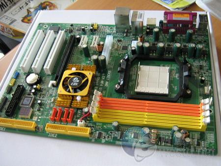 免费送足球 磐正Ultra版AM2主板仅799 免费送足球 磐正Ultra版AM2主板仅799