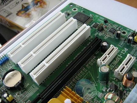 免费送足球 磐正Ultra版AM2主板仅799 免费送足球 磐正Ultra版AM2主板仅799