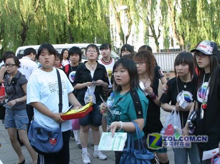 众多“谦友”等候入场 众多“谦友”等候入场