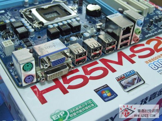 技嘉GA-H55M-S2V是GA-H55M-S2的升级版型号,与后者相比在原有VGA显示输出的同时增添了一个DVI显示接口,支持高画质DVI输出,画面表现力更强,也符合主流液晶显示器接口的要求,而且升级不升价,因此这款主板一上市就受到网吧业主的热捧。目前经销商青岛松景科技报价仅为698元,性价比相当高,感兴趣的朋友不妨关注一下。 技嘉GA-H55M-S2主板 技嘉GA-H55M-S2主板 全貌 技嘉GA-H55M-S2采用Micro ATX小板设计,基于Intel H55芯片组,采用蓝色PCB底板,支