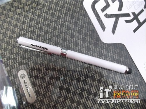 【河北省石家庄市平板电脑配件行情】本次为大家介绍的耐尔金 苹果 ipad 2 超薄编织纹皮套专门为苹果iPad2设计,无论是大小还是接口,都非常实用。目前,这款非常具有乡村风格的iPad 2保护套在商家金号角数码通讯做促销,最新报价为339元,搜友价298元,另外还赠送一支高级两用电容笔,有需要的朋友不妨一下。