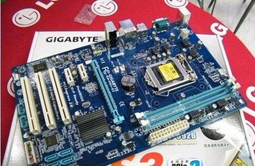 技嘉P61-S3主板基于蓝色PCB,搭配ATX大板设计。主板基于Intel H61单芯片设计,支持LGA1155接口全系列处理器,与普通H61主板不同的是它没有为核芯显卡提供视频输出接口,供电方面,技嘉P61-S3主板采用4相供电设计,全板采用长效固态电容,处理器供电部分采用超低电阻式晶体管和封闭式电感,保证了处理器和内存供电部分的稳定性,并使处理器得以长时间的稳定运行。 编辑点评: 技嘉P61-S3主板是一款采用特别设计的H61主板,该主板没有为用户提供任何视频输出接口,该主板采用了技嘉的一贯