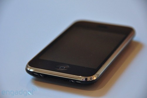 苹果iphone 3g s延续了iphone 3g版的设计,金属边框,钢琴漆质感的塑