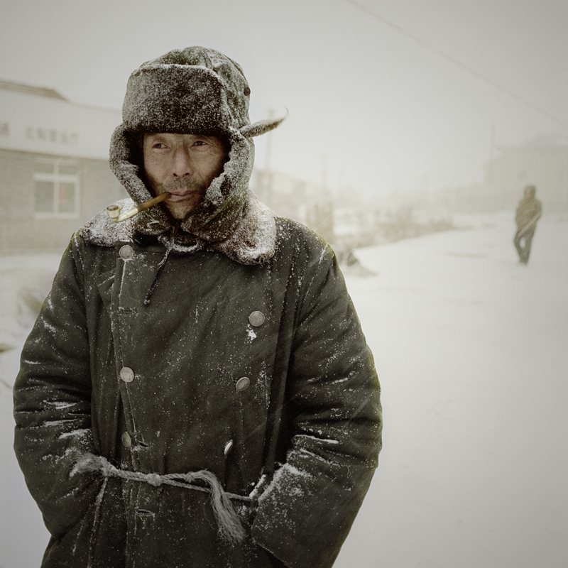 冒着大雪卖菜的农民 史春摄