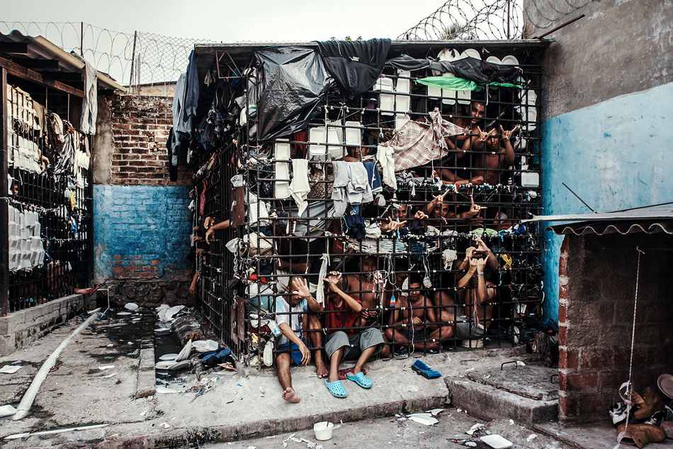 深入囚笼!摄影师镜头下的年轻囚犯