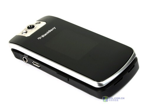 商务领衔 黑莓推出首款翻盖手机8220