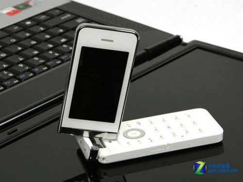 时尚旋屏翻盖手机 联想s700暴跌400元